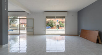 DECIMOMANNU: AMPIO LOCALE COMMERCIALE CON MAGAZZINO