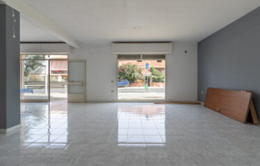 DECIMOMANNU: AMPIO LOCALE COMMERCIALE CON MAGAZZINO