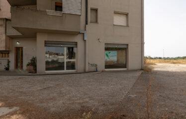 DECIMOMANNU: AMPIO LOCALE COMMERCIALE CON MAGAZZINO