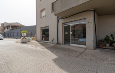 DECIMOMANNU: AMPIO LOCALE COMMERCIALE CON MAGAZZINO