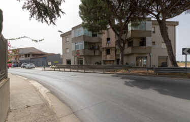 DECIMOMANNU: AMPIO LOCALE COMMERCIALE CON MAGAZZINO