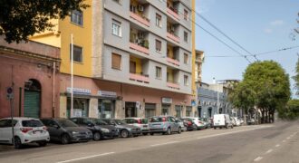 CAGLIARI: LOCALE COMMERCIALE IN POSIZIONE STRATEGICA