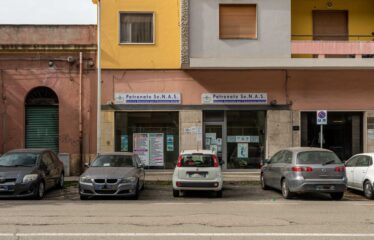 CAGLIARI: LOCALE COMMERCIALE IN POSIZIONE STRATEGICA