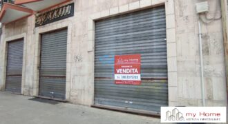 CAGLIARI: LOCALE COMMERCIALE CON TRE VETRINE