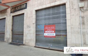 CAGLIARI: LOCALE COMMERCIALE CON TRE VETRINE